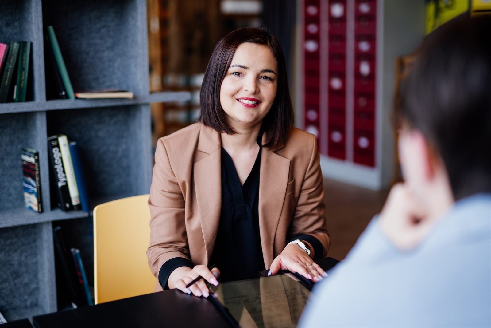 Sevdalina Pandova im aufmerksamen Gespräch mit einer Person