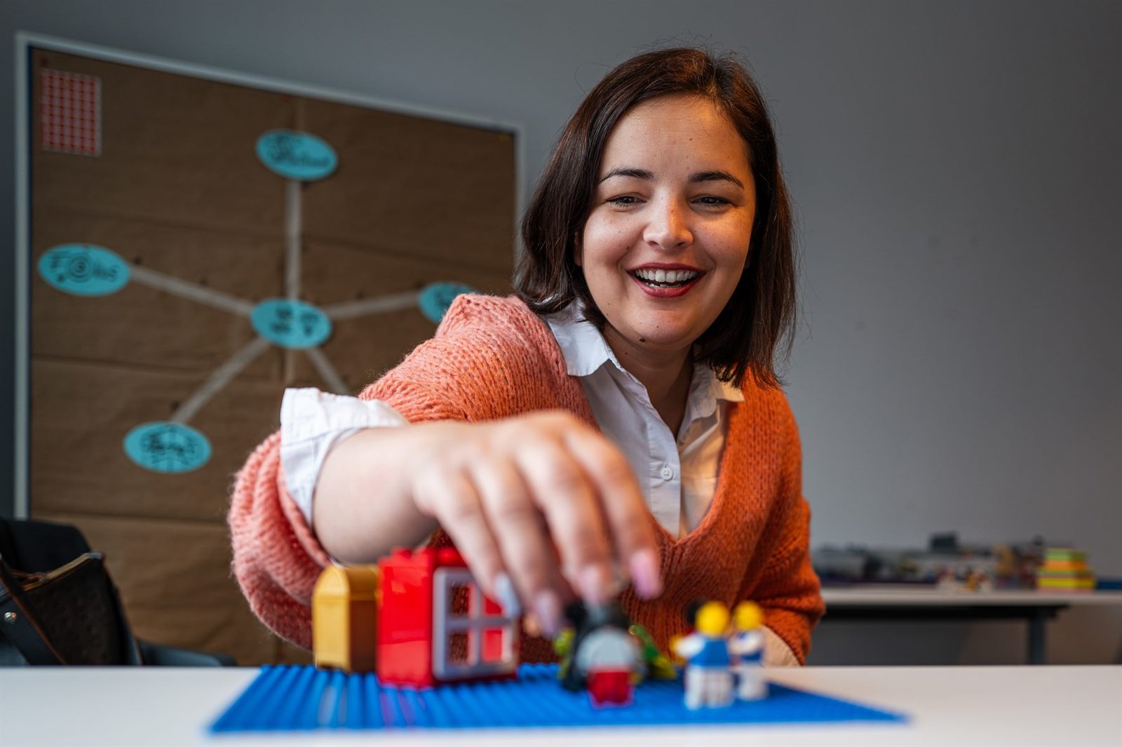 Sevdalina Pandova lachend beim Aufbau eines Lego-Modells im Workshop